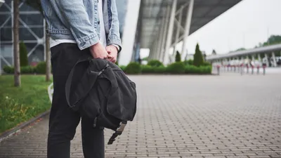 Аэропорт, человек с сумкой , фото - Новости Zakon.kz от 25.04.2025 08:42