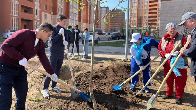 Более 100 тысяч человек приняли участие в общегородском субботнике в Астане