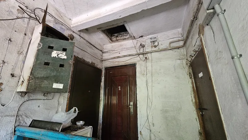 Заброшенный подъезд дома под снос в Турскибском районе, фото - Новости Zakon.kz от 02.05.2025 13:07