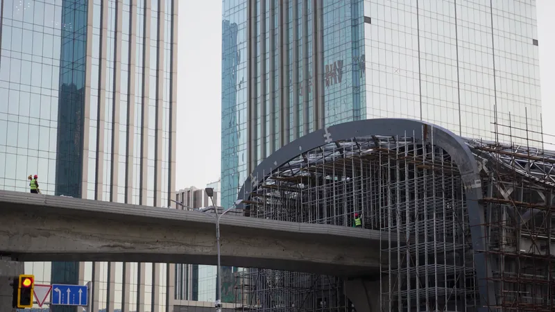 В Астане поставили на рельсы первые вагоны LRT