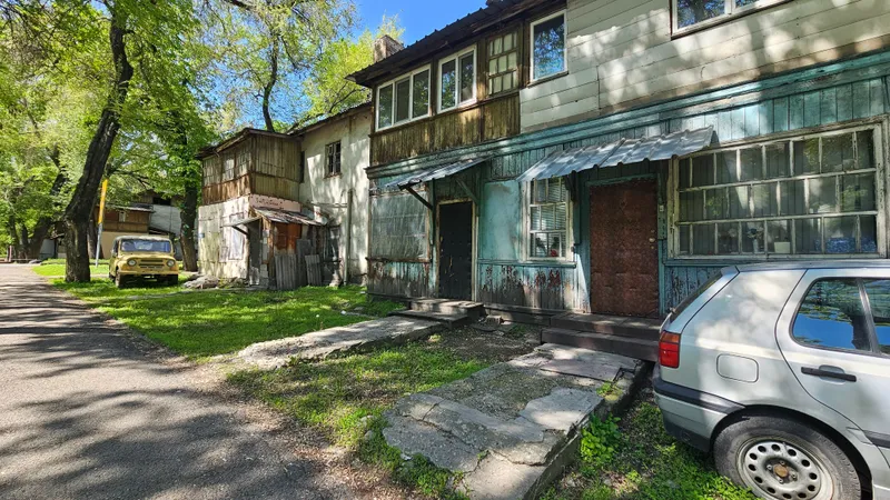 Гнилые полы, саманные стены и дырявая крыша: в этом году в Алматы снесут порядка 40 ветхих домов