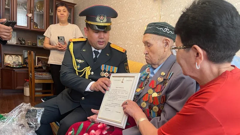 В Алматинской области поздравили фронтовика Танирбергена Толганбаева: ему исполнилось 102 года