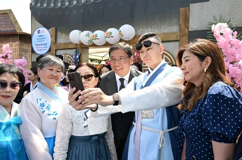 Концерты, флешмобы, забег и тысячи улыбок: в Алматы ярко отметили День единства народа Казахстана