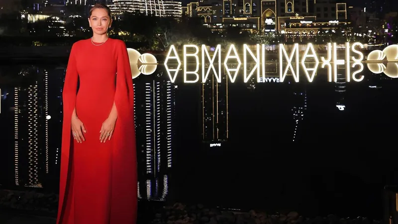 "У вас есть квартира в Алматы?" Вера Брежнева поставила фаната в тупик и поцеловала