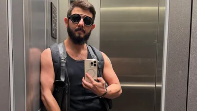 Михаил Галустян в лифте, фото - Новости Zakon.kz от 02.05.2025 13:36