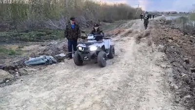 Мальчик на квадроцикле, мужчины на дороге, фото - Новости Zakon.kz от 02.05.2025 11:33