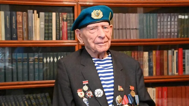 Как бравый десантник времен Великой Отечественной войны готовится ко Дню Победы