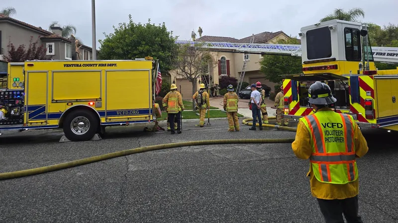 Одномоторный самолет рухнул на дома в Калифорнии: погиб пилот