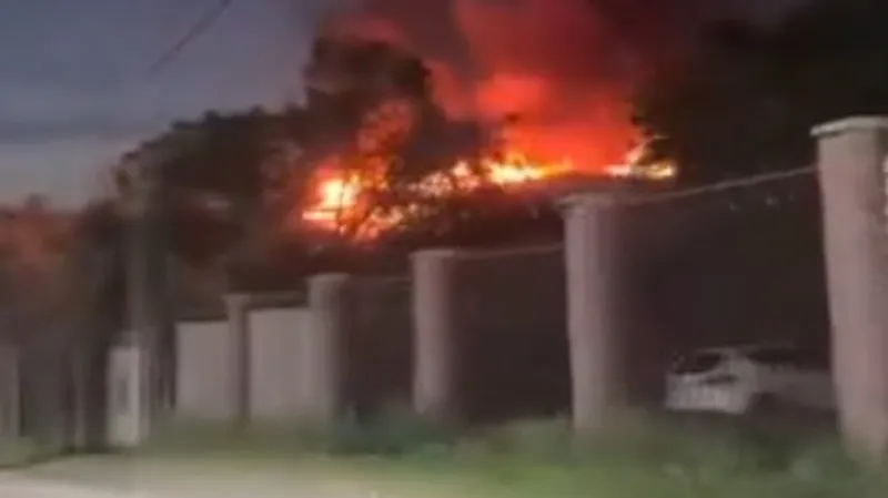 Кровля трехэтажного здания полыхает в Алматы