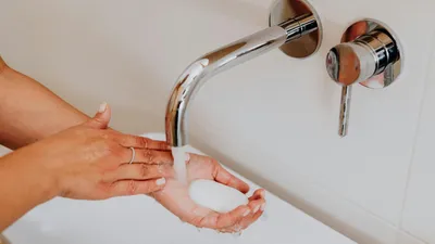 вода льется из крана на руки с мылом, фото - Новости Zakon.kz от 05.05.2025 09:37