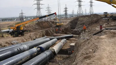 Работы по укладке труб, фото - Новости Zakon.kz от 06.05.2025 12:28