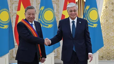Президент Токаев на вручении То Ламу ордена Достык, фото - Новости Zakon.kz от 06.05.2025 13:29