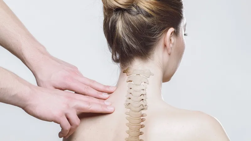 Ортопед назвал лучшую позу при болях в спине и шее