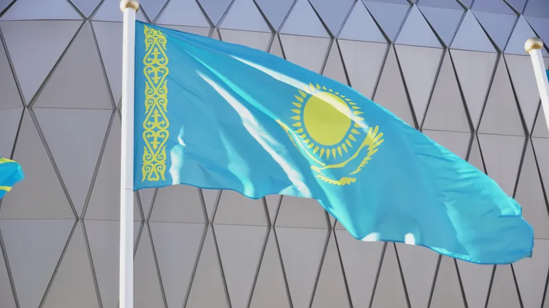 Ішкі істер министрлігі Қазақстан туын көліктерге ілуге байланысты айыппұл мәселесін түсіндірді