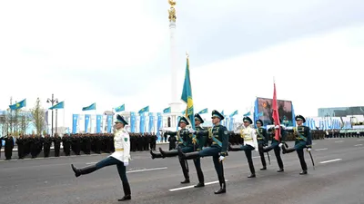 Флаг Казахстана и Знамя Победы торжественно вынесли на параде в Астане, фото - Новости Zakon.kz от 07.05.2025 11:15