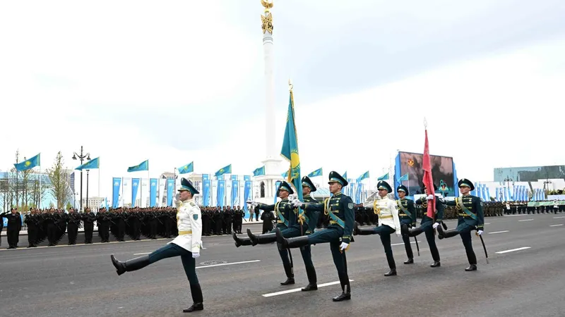 Флаг Казахстана и Знамя Победы торжественно вынесли на параде в Астане