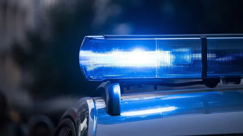 Семилетний мальчик угнал машину, чтобы накормить сестру в кафе