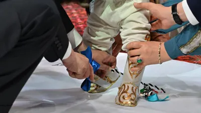 Генсек Вьетнама провел казахский обряд "тұсаукесер" для малыша в Астане, фото - Новости Zakon.kz от 07.05.2025 15:43