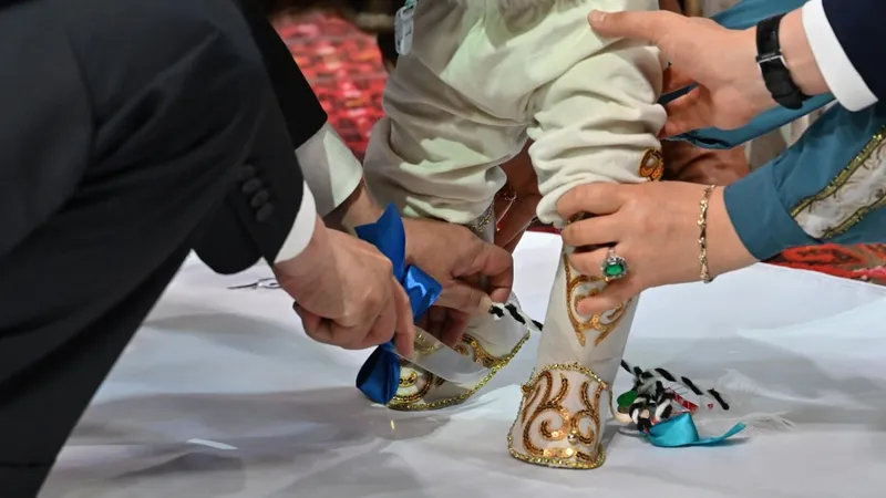 Генсек Вьетнама провел казахский обряд "тұсаукесер" для малыша в Астане