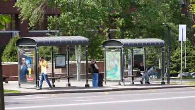 Общественный транспорт, остановка, люди на остановке , фото - Новости Zakon.kz от 03.12.2025 16:26