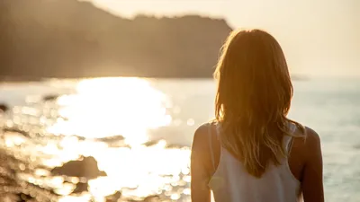 море девушка, фото - Новости Zakon.kz от 08.05.2025 16:58