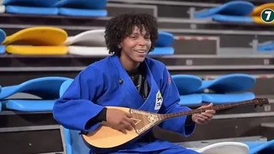 Рафаэла Сильва сыграла на домбре, фото - Новости Zakon.kz от 08.05.2025 18:23