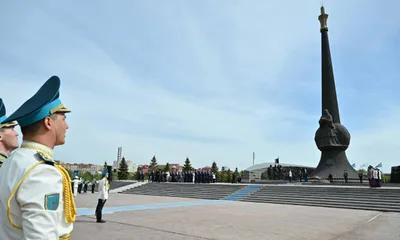 Касым-Жомарт Токаев, цветы, монумент "Отан Ана", фото - Новости Zakon.kz от 08.05.2025 11:08