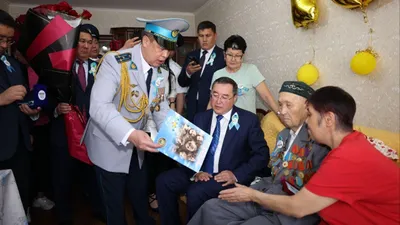 Марат Султангазиев поздравил ветеранов с наступающим 80-летием Победы, фото - Новости Zakon.kz от 08.05.2025 11:33
