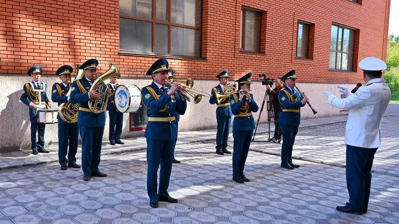 Аким области Абай поздравил ветеранов войны с Днем Победы