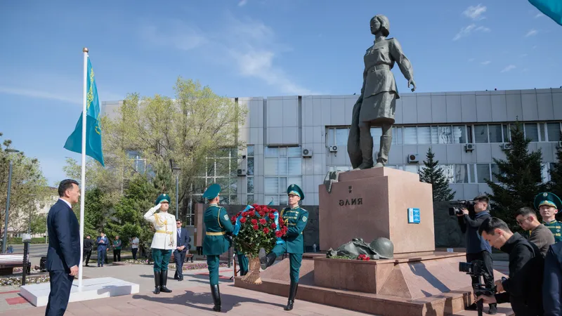 Ерлан Карин возложил цветы к памятнику Алии Молдагуловой