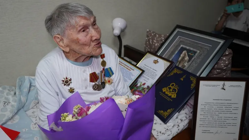 С благодарностью и почетом: в Алматы военнослужащие поздравили ветерана войны со 102-летием