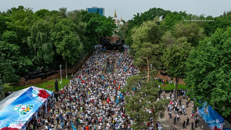 Тысячи алматинцев на акции "Батырларға тағзым" – уникальный кадр фотографа