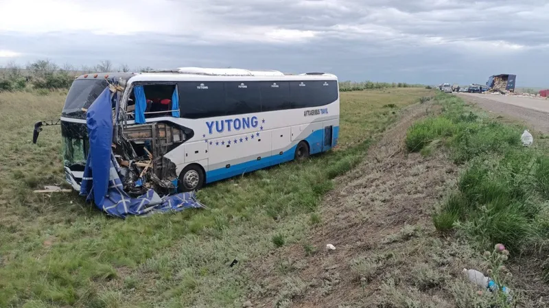 Жуткая авария на трассе в Актюбинской области: столкнулись автобус и грузовик