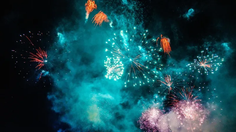 Грандиозный салют ко Дню Победы прогремел в Астане