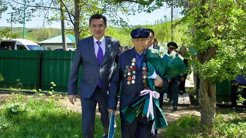 Аким ВКО поздравил 99-летнего ветерана с 80-летием Победы