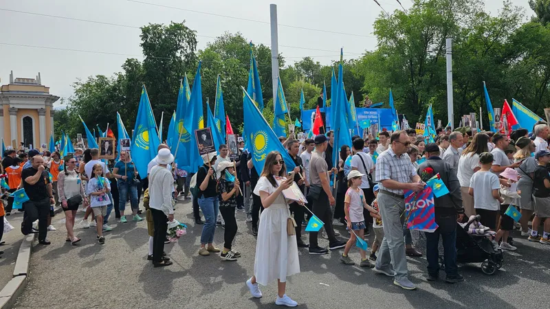 Дань уважения казахстанским героям: акция "Батырларға тағзым" прошла в Алматы – фоторепортаж