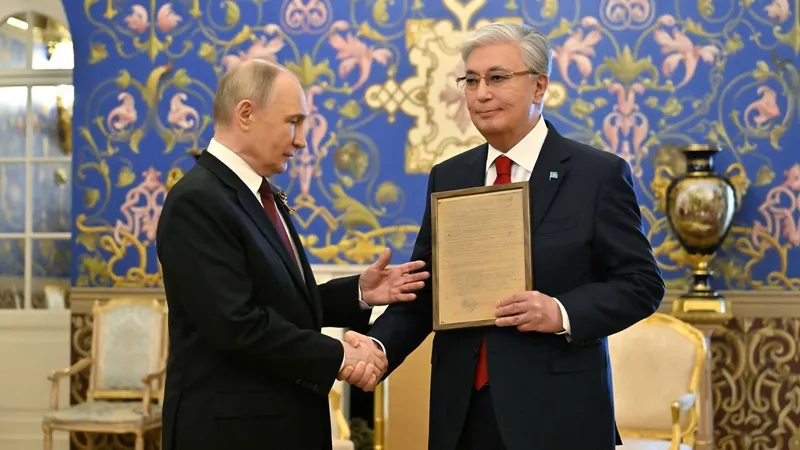 Путин передал Токаеву наградной лист на присвоение его отцу звания Героя Советского Союза