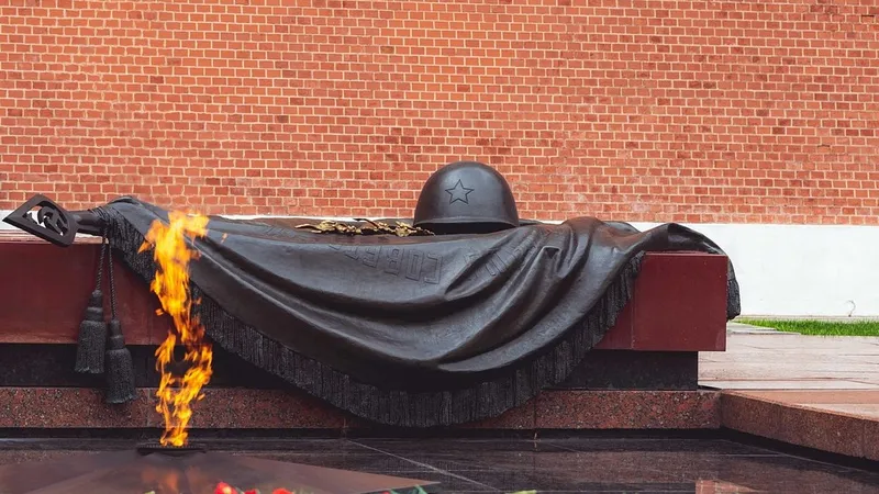 Токаев принял участие в церемонии возложения цветов к могиле Неизвестного солдата в Москве