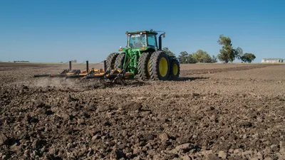 Трактор, поля, пашня, посевная , фото - Новости Zakon.kz от 11.05.2025 14:09