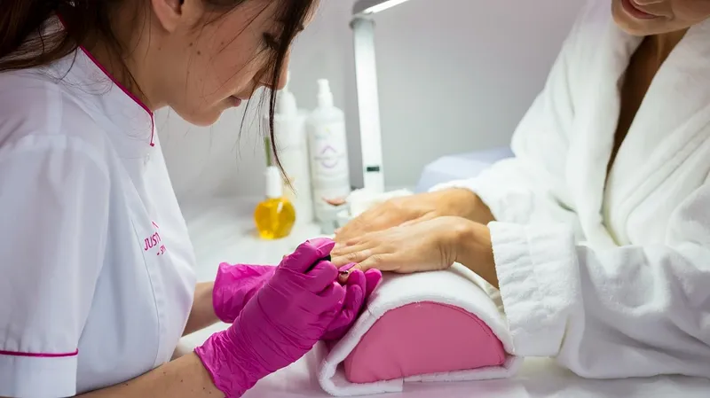 Маникюр и педикюр подорожали в Казахстане: цены поставили рекорд