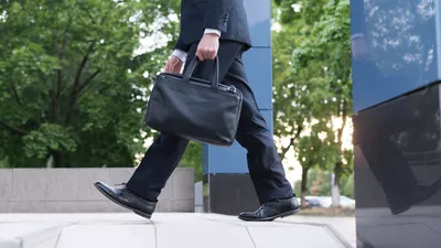 Госслужба, портфель, дипломат, государственная служба, госслужащие, госслужащий, фото - Новости Zakon.kz от 28.11.2025 14:18