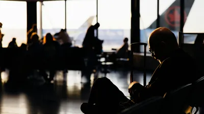 ожидающие вылета пассажиры в аэропорту, фото - Новости Zakon.kz от 13.05.2025 10:00