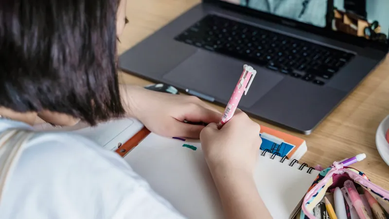 ЖРВИ және тұмау өршіді: Қазақстанның қай өңірлерінде мектеп оқушылары қашықтан оқуға көшті