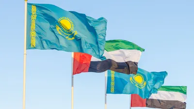 Флаги Объединённых Арабских Эмиратов и Казахстана, флаги ОАЭ и РК, фото - Новости Zakon.kz от 02.03.2026 13:04