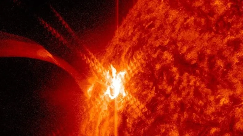 Самый большой в 2025 году взрыв произошел на Солнце – Землю может зацепить