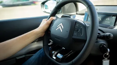 водитель за рулем , фото - Новости Zakon.kz от 15.05.2025 10:16