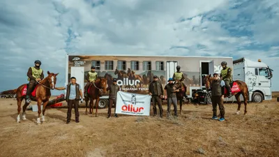 Астанинская команда на костанайских скакунах – чемпионы байге, фото - Новости Zakon.kz от 15.05.2025 17:00