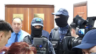 Четыре судимости и фото "Хутор": подсудимый увильнул от вопросов адвокатов по делу Шерзата Полата, фото - Новости Zakon.kz от 16.05.2025 14:24