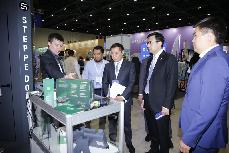 люди на выставке в Астане, фото - Новости Zakon.kz от 16.05.2025 15:31