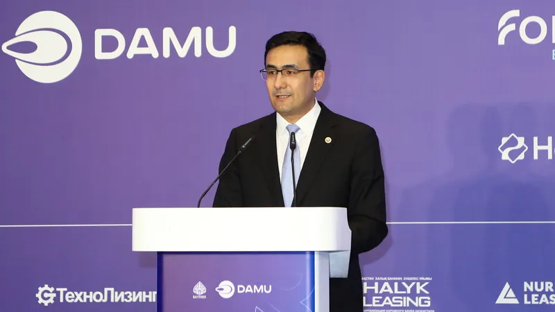 Рустам Карагойшин на выставке в Астане, фото - Новости Zakon.kz от 16.05.2025 15:31